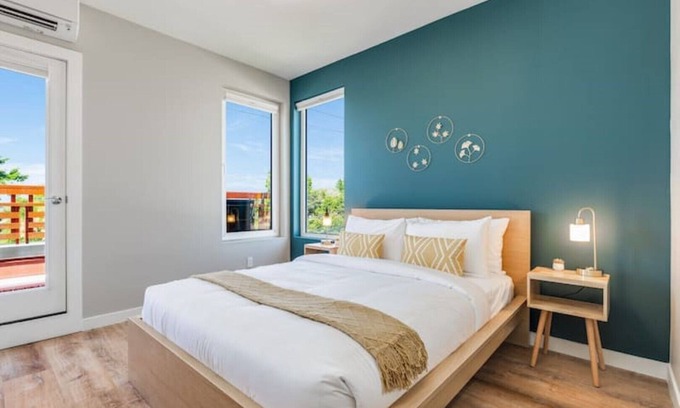 West Woodland House | *NEW* Modern 4B3.5BA w/Rooftop in Ballard/Fremont