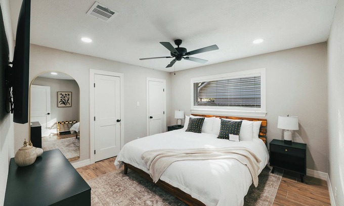 Bryan House | NEW Modern 5BR - Mins drive to Texas A&M