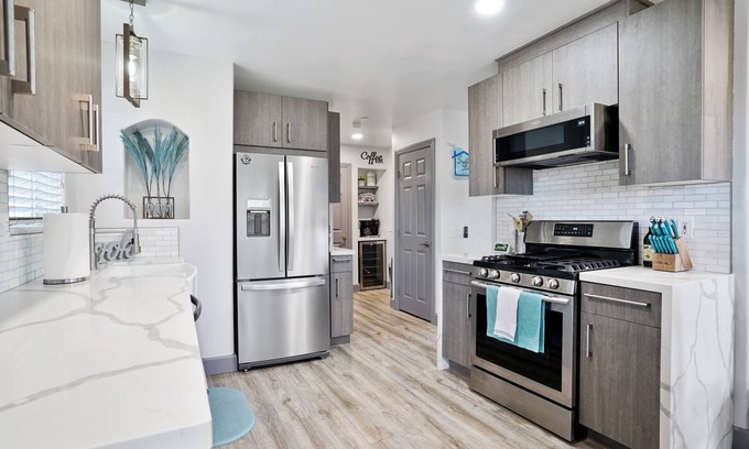 Patton Cabin | NEW! Modern Cabin by the Lake - Jacuzzi, FireTable, Games, Surround Sound, MORE!