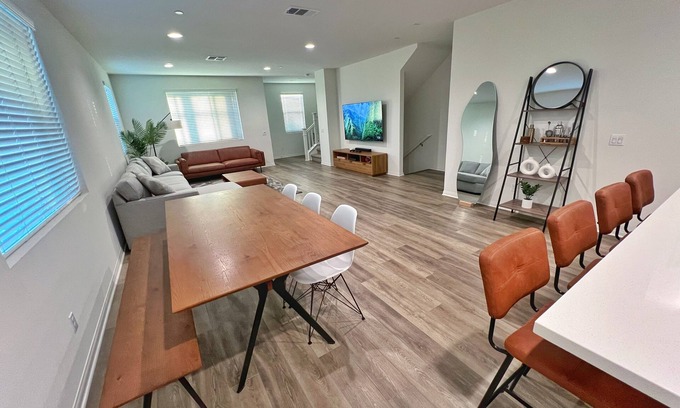 Lacy House | New Modern Lux Home Near Disneyland & Centrally Located in the Heart of OCn