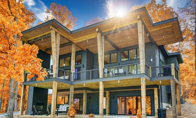 Mineral Bluff Cabin | New/Modern Rustic/Mins. to Blue Ridge/Spacious/Hot Tub