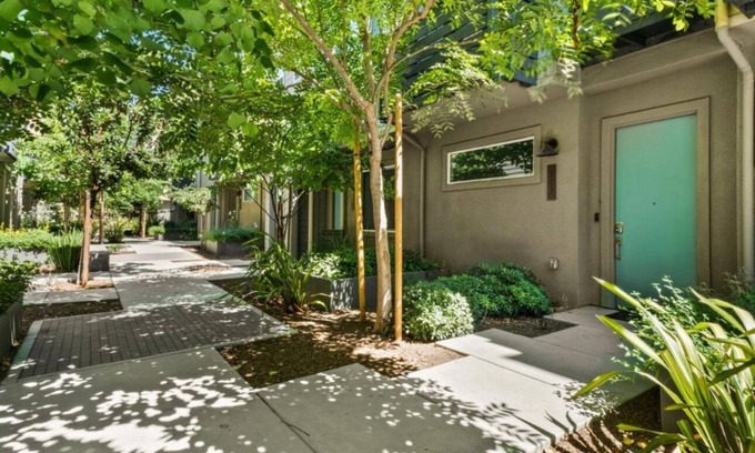 West Oakland House | New Modern townhome three-level in home parking 2+3 bathroom