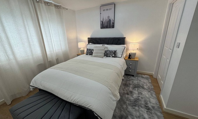 Belle Vue House | NEW Modern Townhouse Holiday Home * Free Parking- Near Ethiad and Co op Live