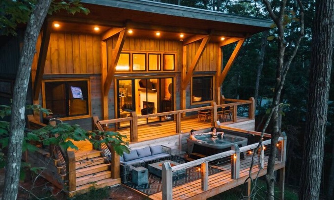Cherry Log Cabin | New Modern Treehaus w/Views, Hot tub. 2/2 + loft