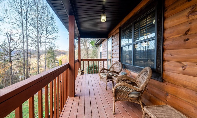 Caton Cabin | NEW- Mtn Views - 2x King Beds - Theatre - Hot Tub