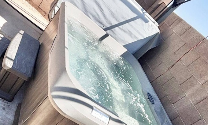 Glendale House | NEW OUTDOOR HOT TUB & 3 SMART TVS ‘PETS’ ‘MINS TO PARKS’ ‘Relaxation’