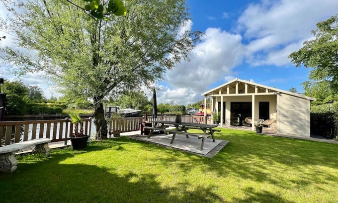 Municipality of De Ronde Venen Cabin | NEW - Private Cabin - on a lake near Amsterdam