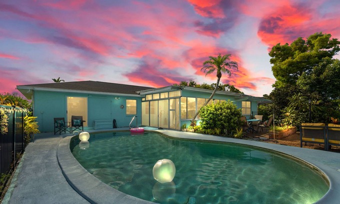 Bradenton House | NEW! Private Pool - Near AMI - IMG -Turntable - Piano- Tropical Oasis