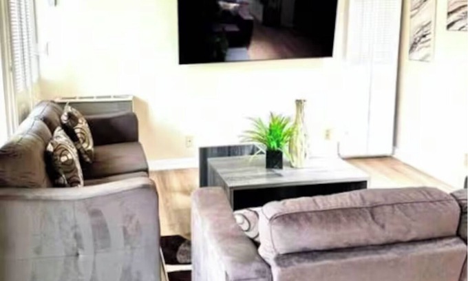 North of Wilshire Apartment | New Quiet Renovated 2BD/1BA