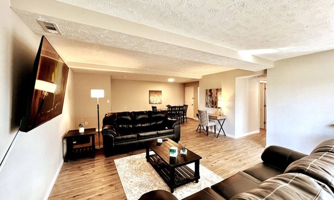 Middletown Apartment | New remodeled 2 Bed apt Middletown Private Laundry