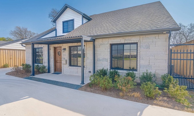 Dallas House | New! Remodeled Open Concept Home near Love Field, Oak Lawn, Medical District with Private Entry Gate