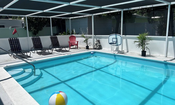 North Trail House | NEW Remodeled Pool Home w/Mini Golf By Downtown