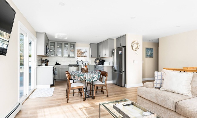 Saunderstown House | New* Remodeled private 3br/2ba w/neighborhood beach