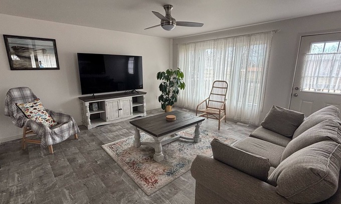 Gimli Cottage | New renovated Charming South Beach Cottage. 3 minutes drive to the beach!