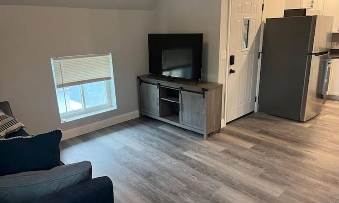 Elroy Apartment | New Renovated, Large One Bedroom