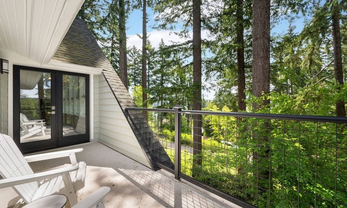 Kenmore House | New! Renovated retreat 13 miles to Seattle TV/foosball room, Outdoor Grill, Fireplace, Sport Court