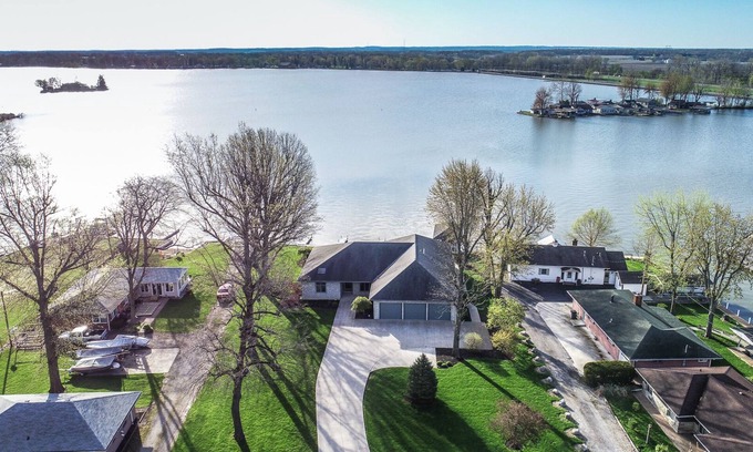 Russells Point House | NEW RENOVATION-Book 2025 now! 4 bd 3 ba 3200 Sq Ft Executive Home w/3 open docks