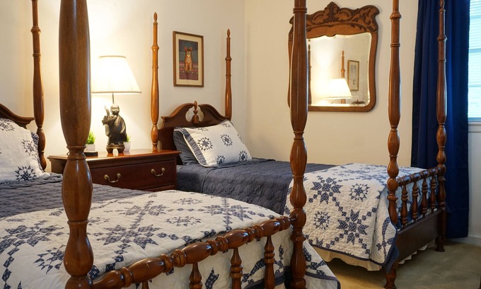 Brandon House | NEW! Retro Retreat - Historic District Downtown Brandon
