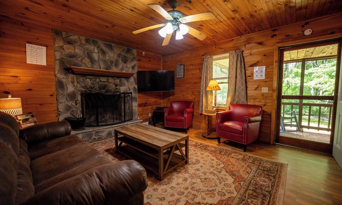 Hico Cabin | New River Gorge Cabin, hot tub and fireplace at the best area prices