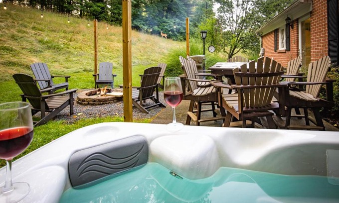 Summerlee House | New River Gorge Oasis-Hot Tub, Fire pit andGood Vibes