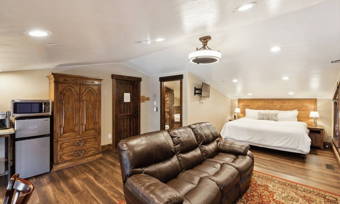 Colorado City Condo | NEW! Room 31 - Sunset Suite by Zion Cliff Lodge