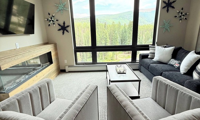Winter Park Condo | New Ski-in/out VIEWS Garage Parking Hot Tub