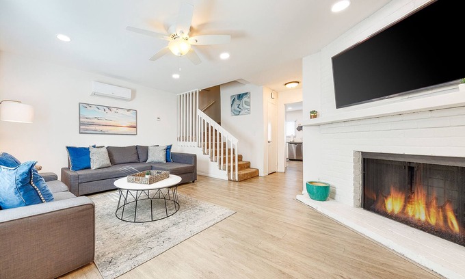 Crown Point Apartment | NEW! Spacious Pet-Friendly 2BD/2BTH with Parking, AC, 1mi to Beach!