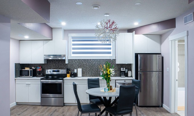 Beaumont Apartment | New Stylish 2 bdrm suite-10min to Airport/Self check-in/Free Wifi/Free parking