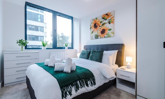 Old Trafford Apartment | NEW! Stylish 2-bed apartment in Manchester by 53 Degrees Property - Amazing location, Ideal for Small Groups - Sleeps 4!