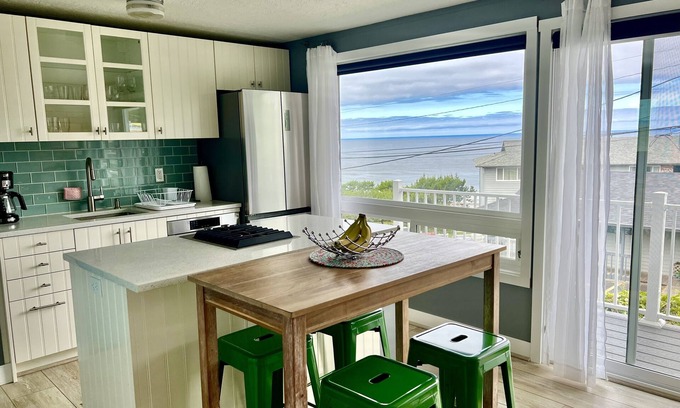 Lincoln City House | NEW! Stylish-Ocean Views-Walk 2 Beach, Bay, Shops!