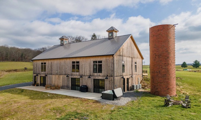Blakeslee House | New! The Barn @ Silo Farm: Lake Area, Dogs Ok, Fireplace, Fire Pit!