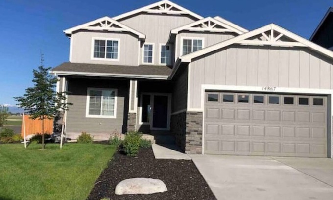 Longmont House | New, three bedroom house. Free parking on premises