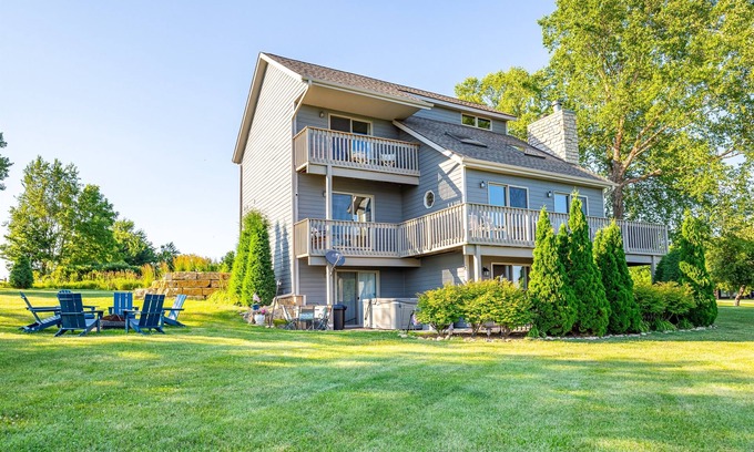 The Galena Territory House | New! Thunder Bay Ridge | Hot Tub*Fire Pit*Game Room*Coffee Bar*Stunning Sunsets!