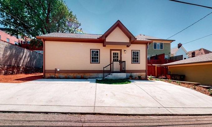 Historic Edgefield Cottage | New, tiny home with full kitchen, washer/dryer - walking distance to attractions