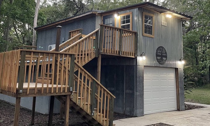 Fish Hawk House | NEW TO VRBO - Modern Farmhouse Studio - Queen Bed - 1 Acre