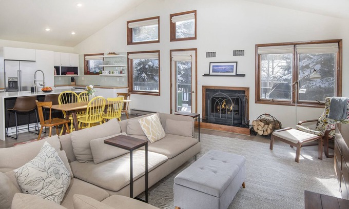 Eagle-Vail House | New! Updated Townhome | 20 Min Shuttle Ride to Skiing | Shuttle Stop Nearby