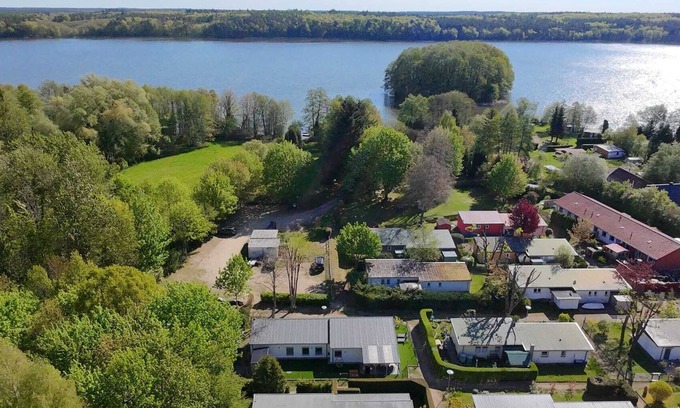 Muritz House | New vacation home with boat on the lake - your modern dog-friendly retreat