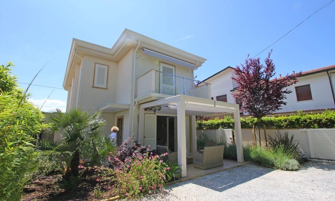 Cinquale House | New Villa at 450m from Sea. 4 People. Airco. Garden. WiFi