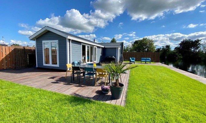 Vinkeveen Ski Chalet | New - Waterfont Villa08 - Private Residence on a lake near Amsterdam