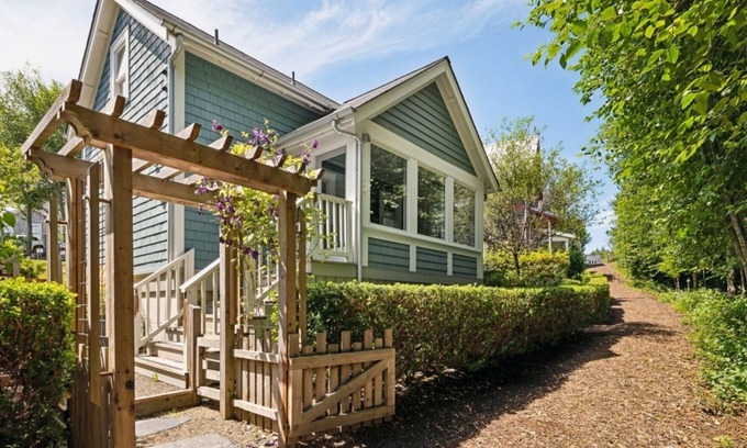 Seabrook House | *NEW* Wayfinder: a pet-free, modern-eclectic home!
