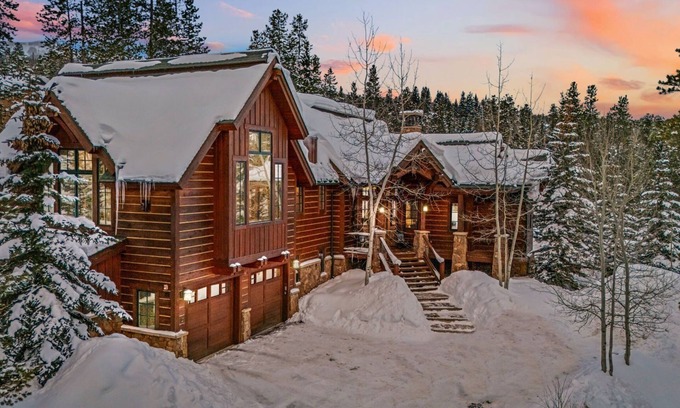 Four O'Clock House | NEW Westridge - True Ski-in/out and Elegant Design, Hot Tub, Firepit. Free Lift Ticket!