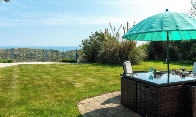 Winterton-on-Sea House | *NEW* White Horses, front-line Sea Views. Pet-Friendly. Walk to the Beach & Pub!