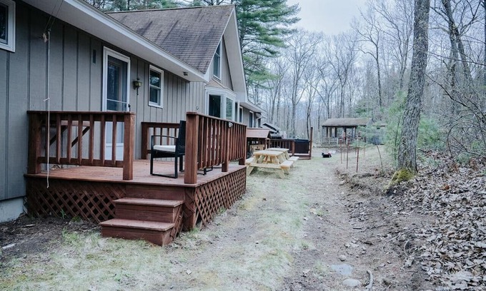 Tamworth House | NEW! Woodland Retreat - Hot tub Game Room Firepit