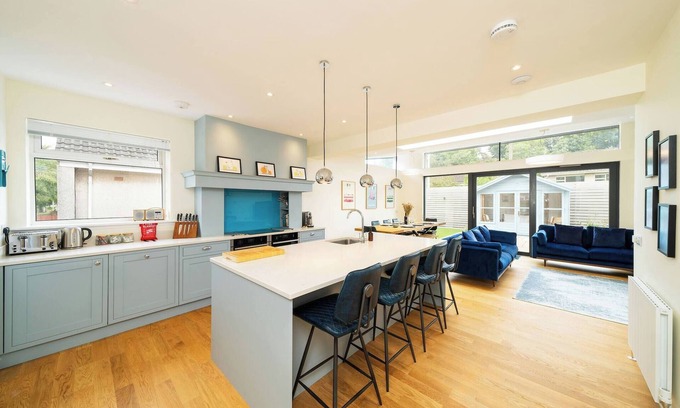 Glenisla Ski Chalet | Newhall Gardens - 3 bedroom Family Dream Accommoda