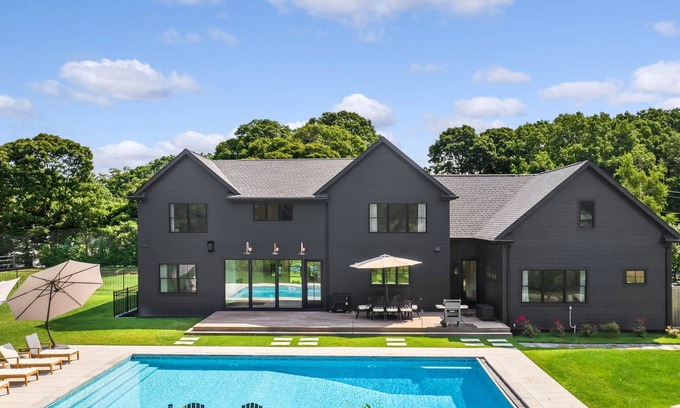 Mattituck House | Newly built modern country home in North Fork