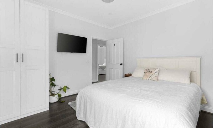 Brooklyn Bed & Breakfast | Newly Built- Private Room Close to City/Highpoint/Melbourne Airport (1)