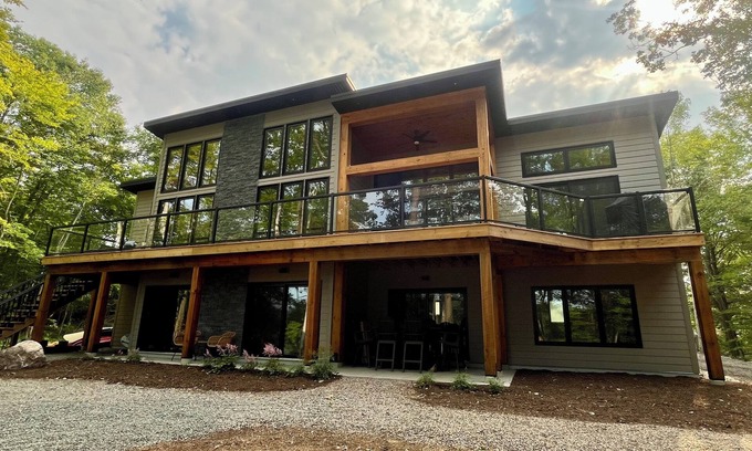 MacTier House | Newly constructed beautiful modern 4 bedroom, 3.5 bathroom lakehouse in Mactier