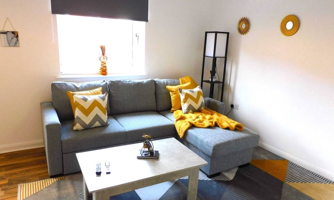 Hamilton Apartment | Newly refurbished 1 bed Apt in Hamilton Close to station and local amenities