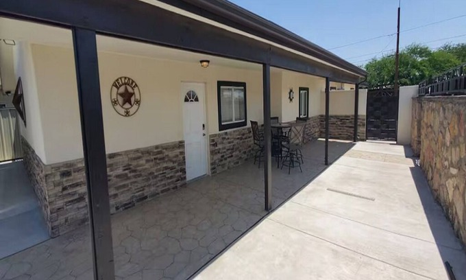 El Paso House | Newly Remodeled 3 B-Room Duplex by UMC/TEXAS TECH
