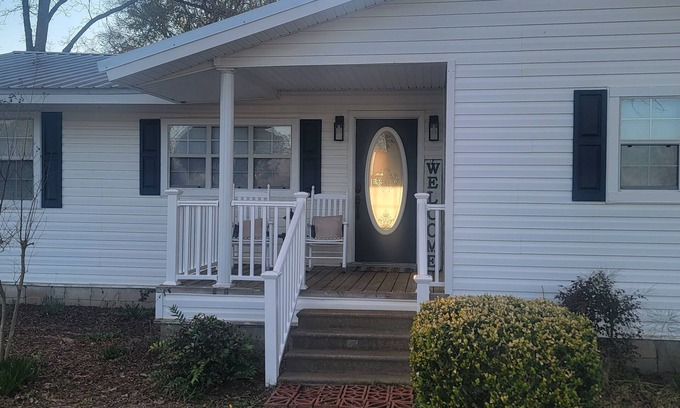 Midland City House | Newly remodeled. 5 mi to Dothan shopping. 3 mi to Dothan Airport.